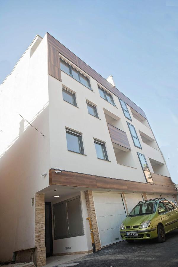Luna Deluxe City Center & Free Parking Сараєво Екстер'єр фото